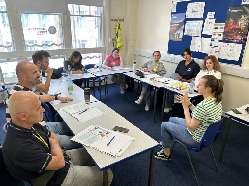 Sprachschüler der International House Newcastle arbeiten gemeinsam im Unterricht