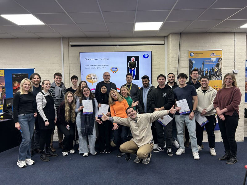 Gruppenfoto von Sprachschülern der International House Newcastle bei einer Zertifikatsfeier