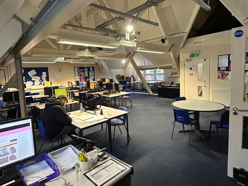 Modern ausgestatteter Arbeitsraum der International House Newcastle mit Computern und Lernplätzen