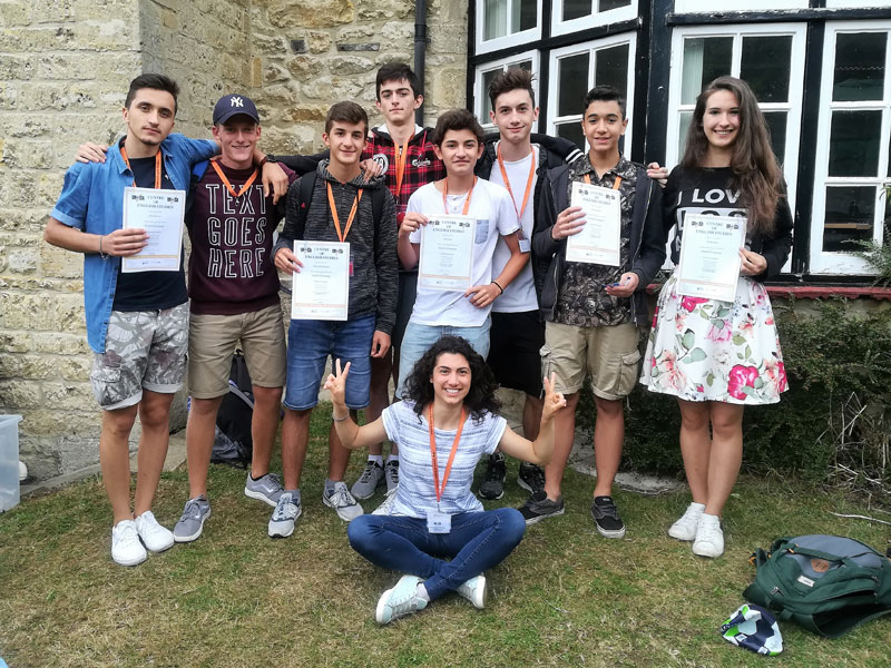 Internationale Sprachschüler mit Zertifikaten nach erfolgreichem Englischkurs während ihrer Sprachreise in Oxford