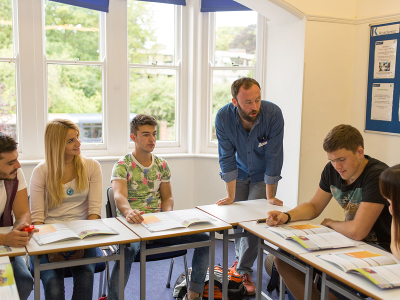 Lehrkraft erklärt Grammatik und Wortschatz im Englischunterricht