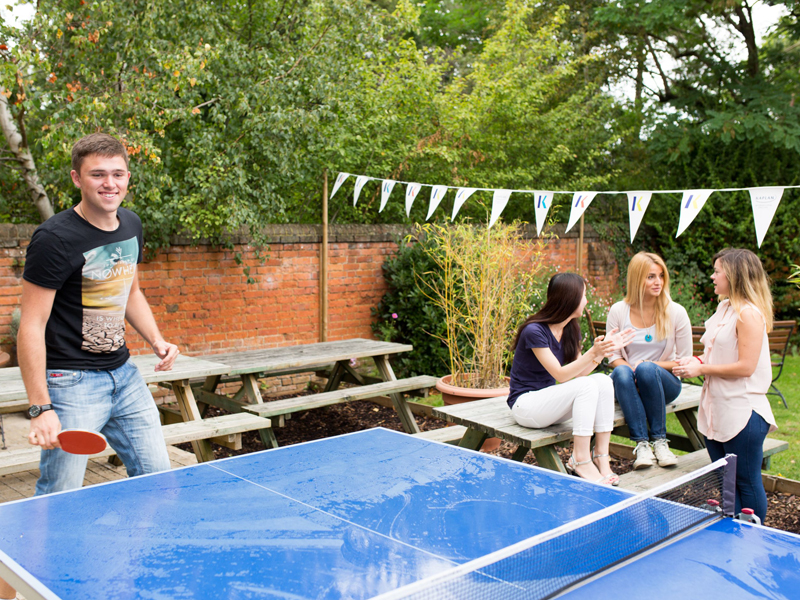 Teilnehmende üben Konversation und genießen Freizeit im Sprachaufenthalt