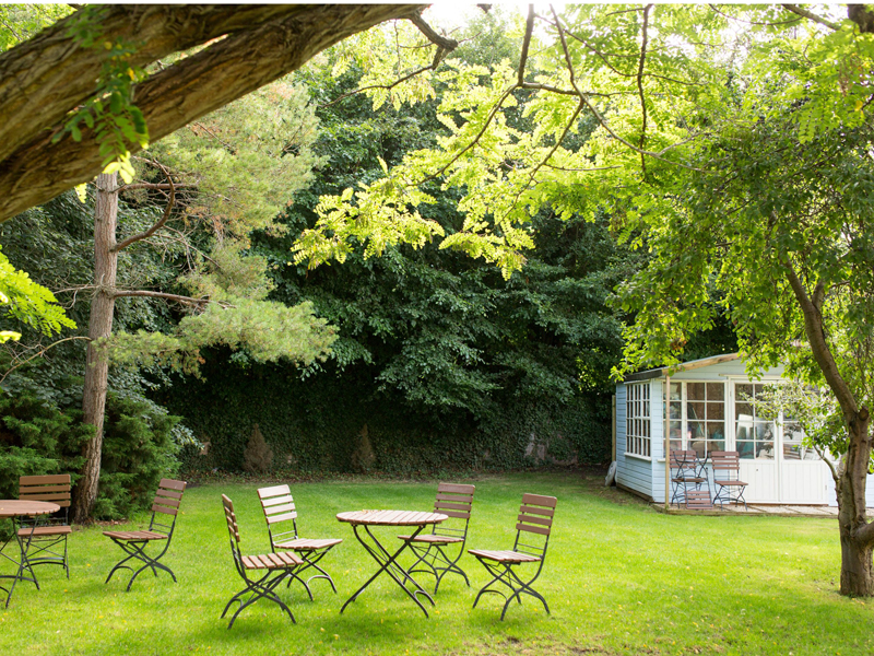 Garten der Sprachschule mit Sitzgelegenheiten zum Lernen und Entspannen