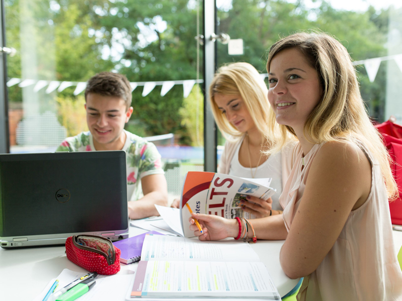 Gruppe bereitet sich auf den IELTS Sprachkurs vor und lernt Vokabeln