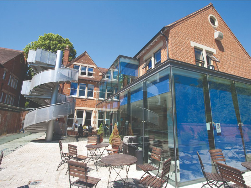 Moderne Sprachschule mit Glasbau und Außenbereich für Pausen
