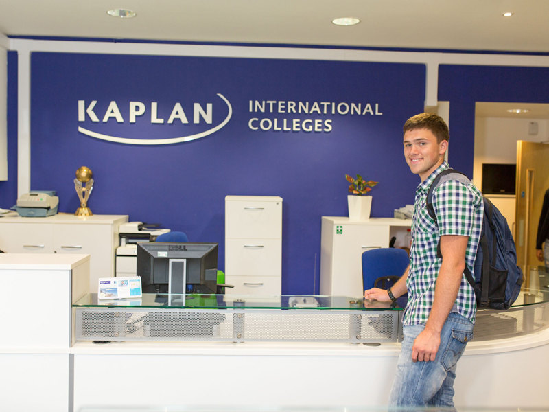 Sprachschüler meldet sich an der Rezeption der Kaplan Sprachschule in Oxford an