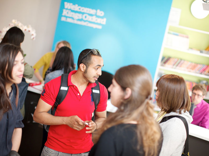 Sprachschüler beim Austausch im Eingangsbereich der Schule