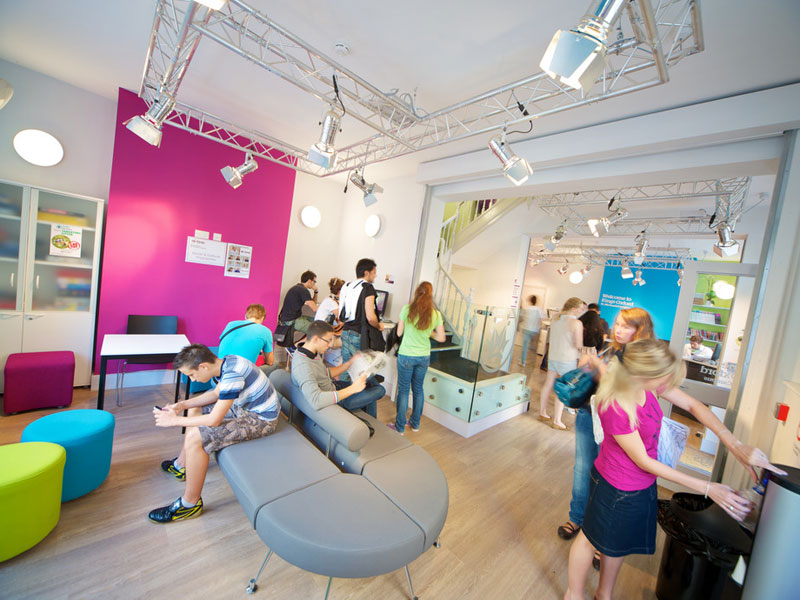 Aufenthaltsraum der Sprachschule mit Lernenden in Pausensituation