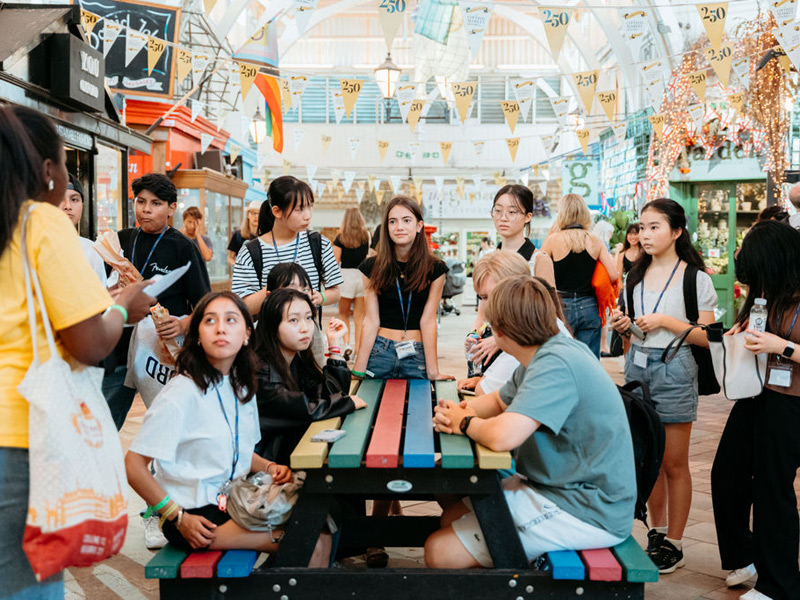 Jugendliche Sprachschülerinnen und Sprachschüler entdecken den Markt in Oxford