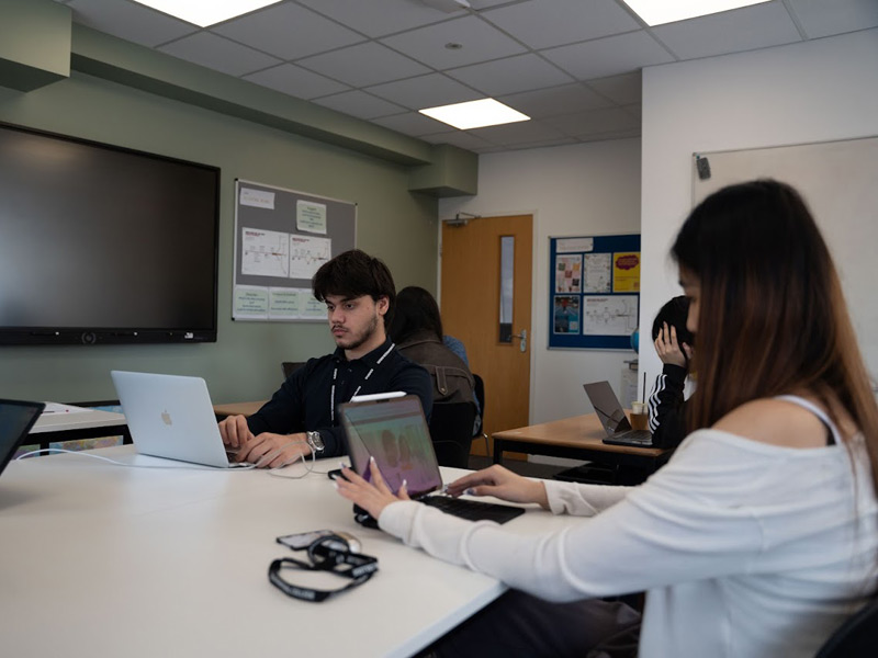 Sprachkurs in Oxford mit Lernenden, die am Laptop Grammatik und Schreiben trainieren