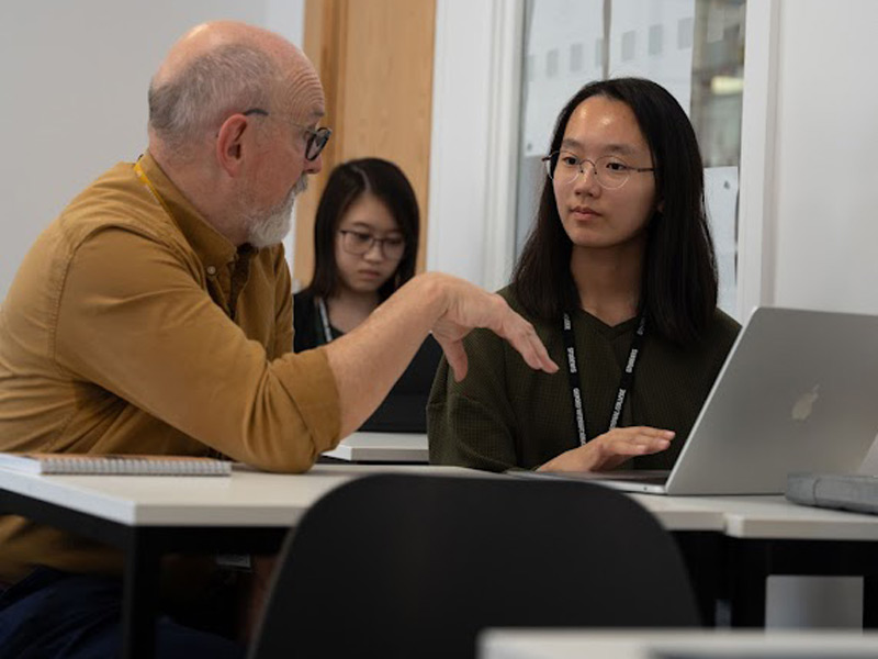 Lehrkraft erklärt Englischübungen im Einzelgespräch mit Sprachschülerin