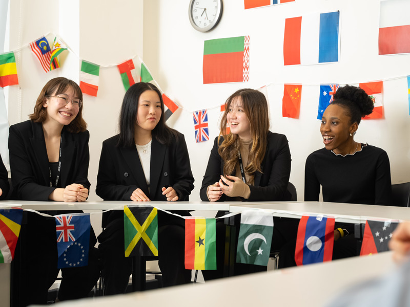 Internationale Sprachschülerinnen im Unterricht üben Konversation und Wortschatz