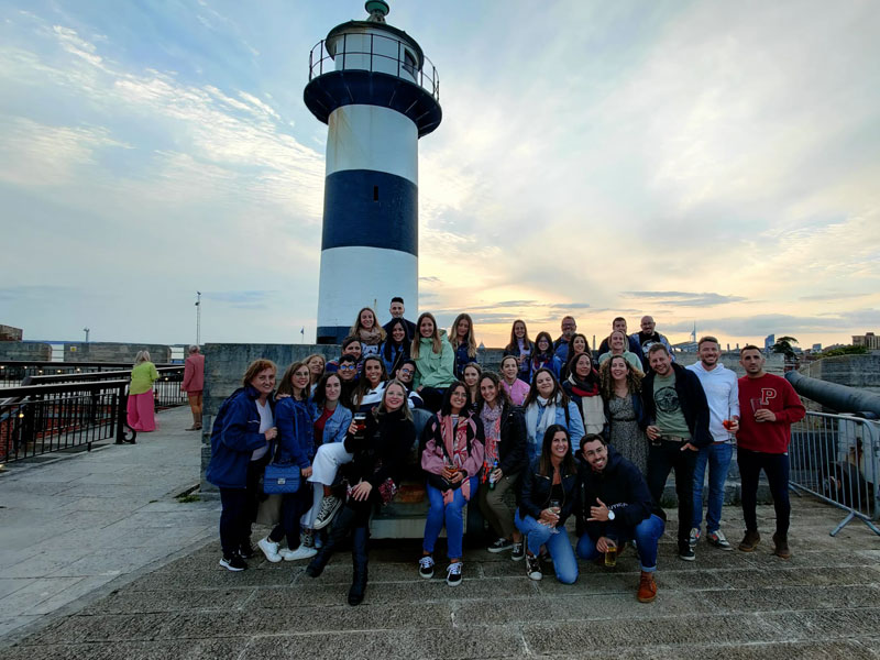 Gruppe von Sprachreisenden besucht den Leuchtturm am Hafen von Portsmouth
