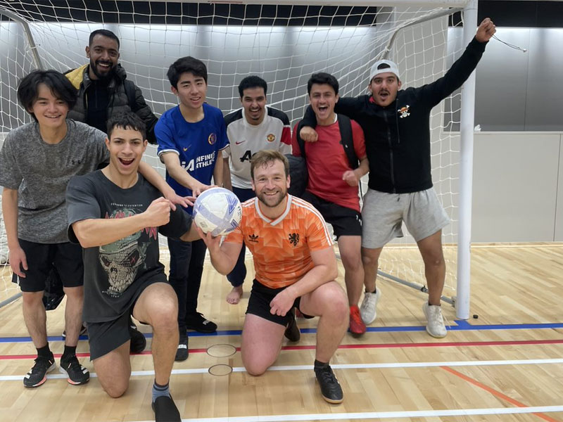 Sprachschülerteam spielt gemeinsam Fußball während der Sprachreise