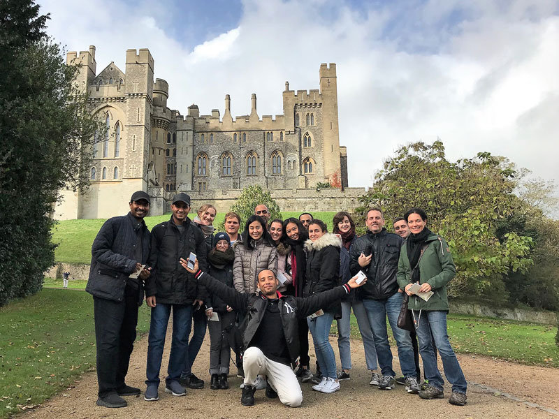 Gruppe unternimmt Ausflug zu einer Burg während ihres Englisch Sprachaufenthalts