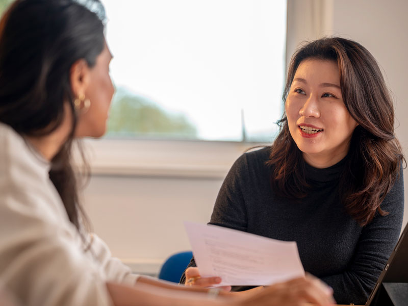 Einzelbetreuung zwischen zwei Kursteilnehmerinnen an der LSI Portsmouth