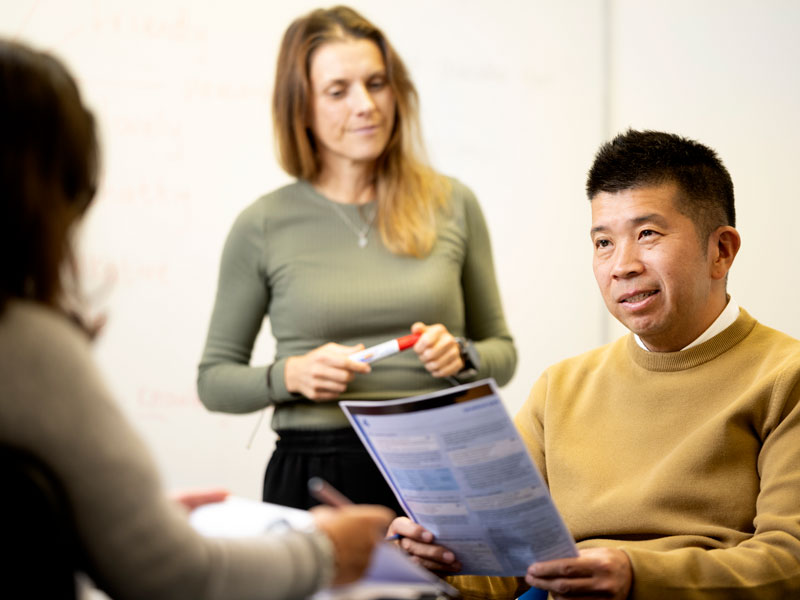 Teilnehmer im Gespräch mit Lehrerin während des Englischkurses an der LSI Portsmouth