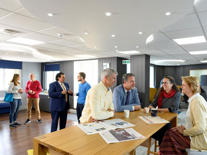 Community-Bereich der LSI Portsmouth mit erwachsenen Sprachschülern beim Austausch