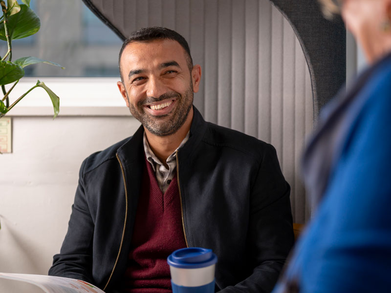 Teilnehmer im Aufenthaltsraum der LSI Portsmouth Sprachschule