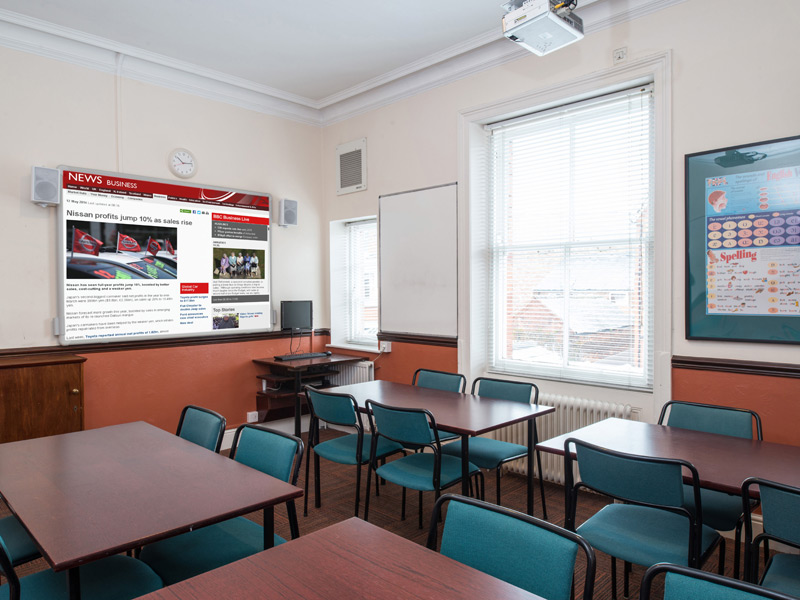 Klassenzimmer der Sprachschule mit moderner Ausstattung für den Unterricht