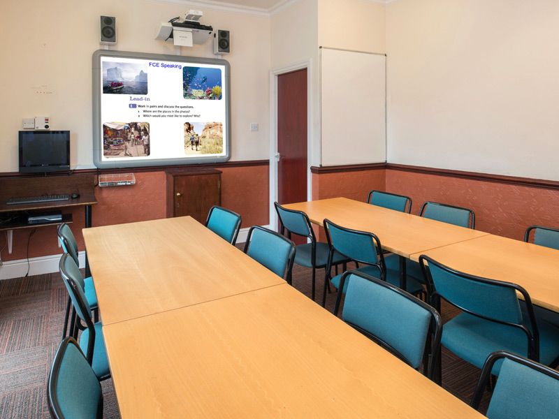 Unterrichtsraum mit digitalem Whiteboard für interaktives Englischlernen