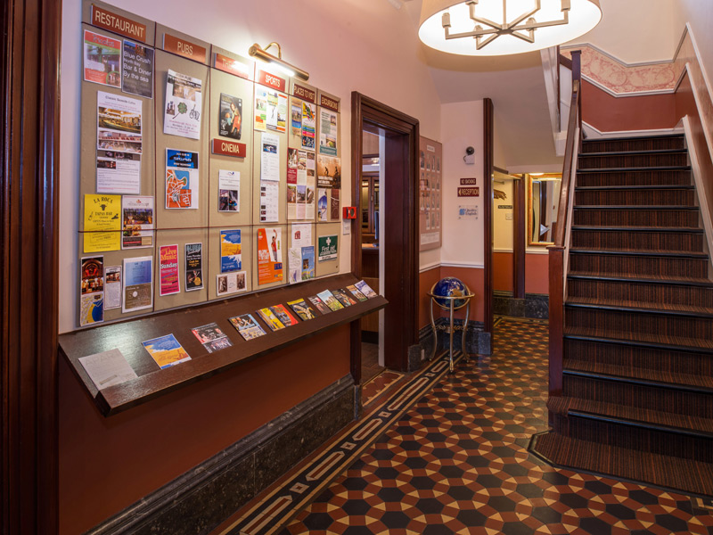 Eingangsbereich der Sprachschule mit Infotafeln zu Freizeitaktivitäten