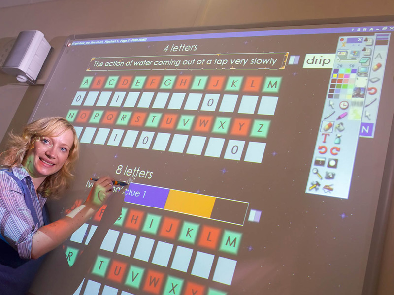 Lehrkraft vermittelt Vokabeln spielerisch im Englischunterricht