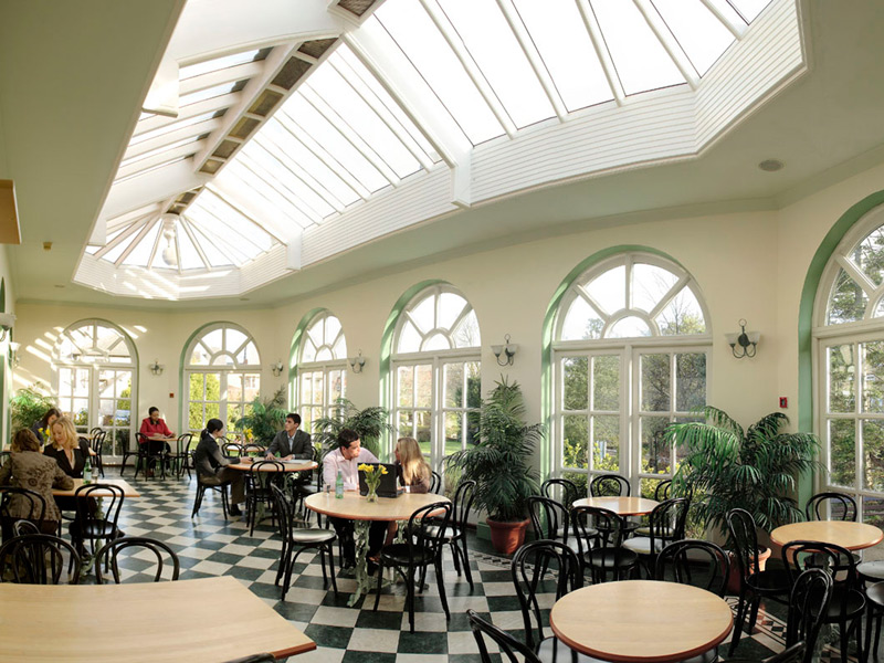 Cafeteria der Sprachschule mit lichtdurchfluteten Sitzplätzen zum Austausch