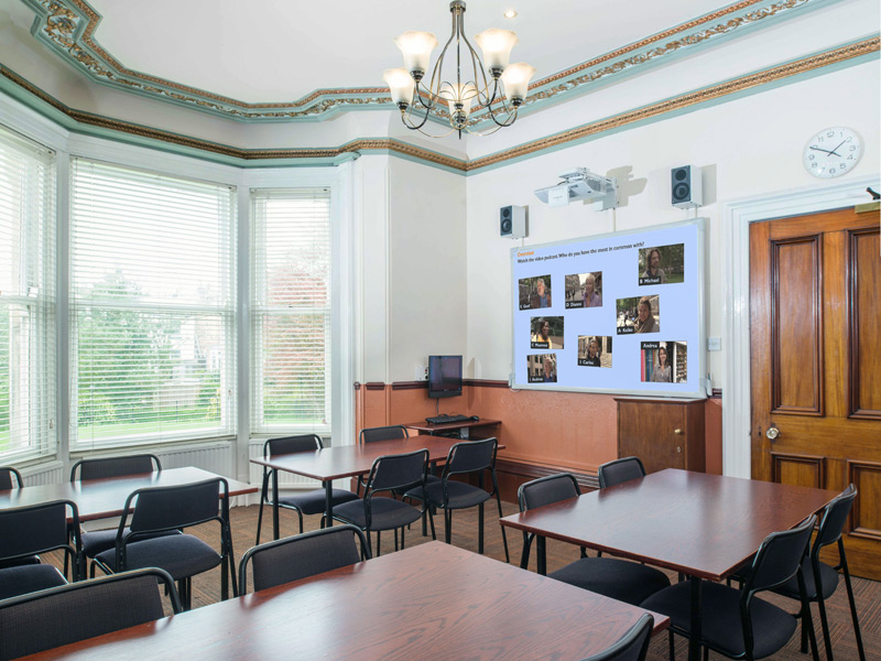 Klassenzimmer im viktorianischen Stil für Sprachschülerinnen und Sprachschüler