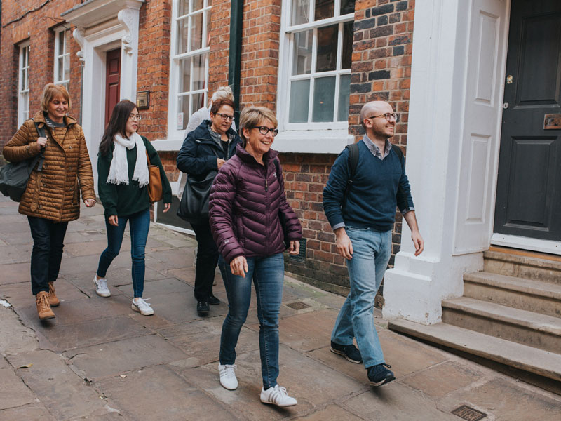 Gruppe von Sprachreisenden bei einem Stadtspaziergang der Severnvale Academy in Shrewsbury.