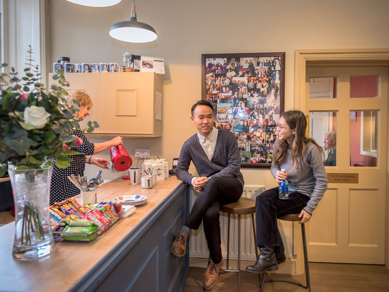 Gemeinsame Pause in der Küche der Severnvale Academy in Shrewsbury.