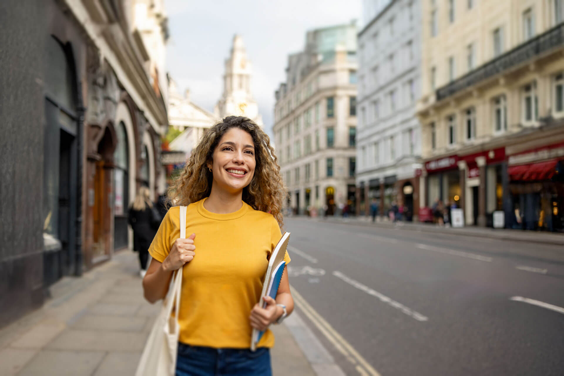Sprachschülerin mit Lernmaterial unterwegs zum Englischkurs in Shrewsbury