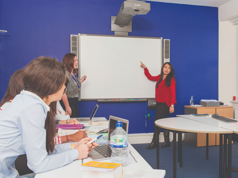 Unterricht im modernen Klassenraum mit interaktivem Whiteboard