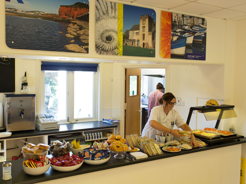 Cafeteria der Sprachschule mit Snacks, Sandwiches und Getränken