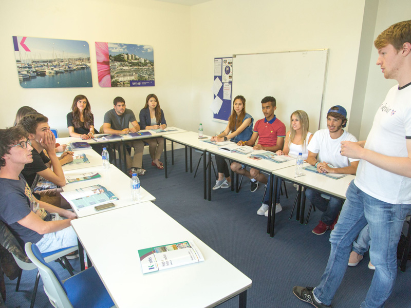 Englischkurs in freundlicher Lernatmosphäre mit internationaler Gruppe