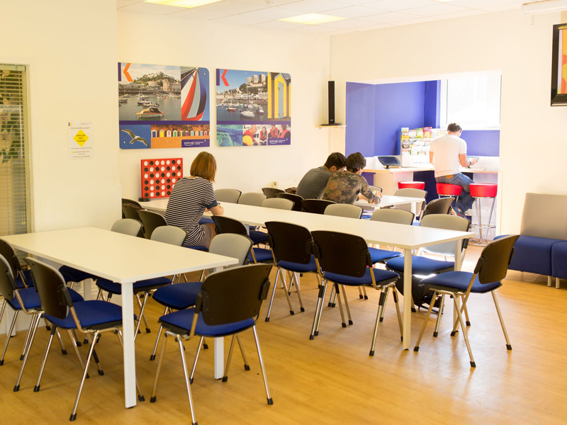 Aufenthaltsraum der Schule mit Arbeitsplätzen und gemütlicher Lernumgebung