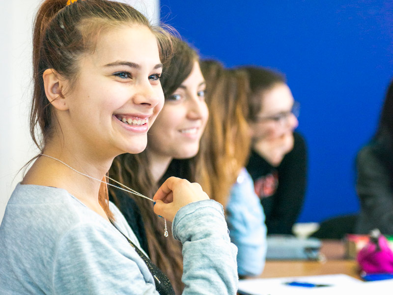 Lachende Sprachschülerinnen beim Englischunterricht in Torquay