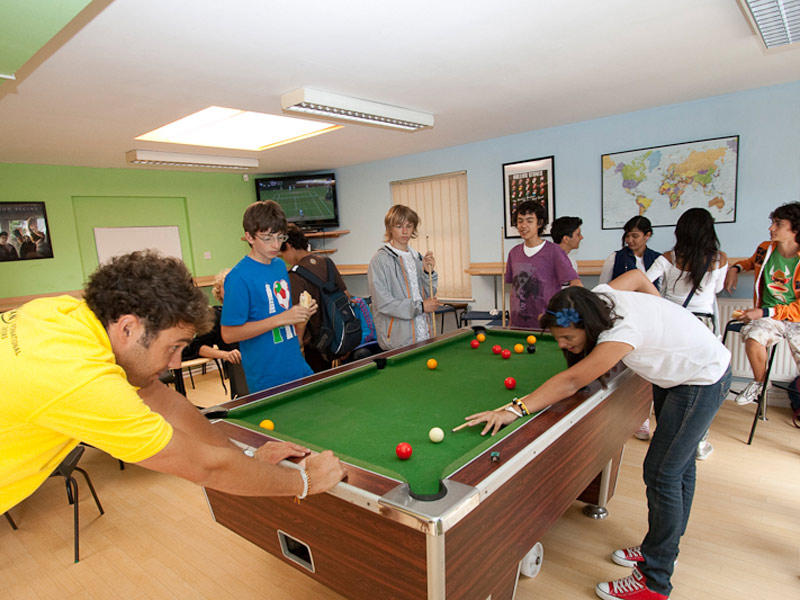 Freizeitbereich der Sprachschule mit Billardtisch für gemeinsame Pausen