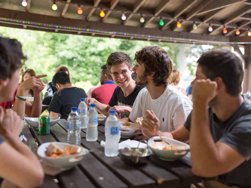 Gemeinsames Mittagessen der Sprachkurs-Teilnehmenden im Freien