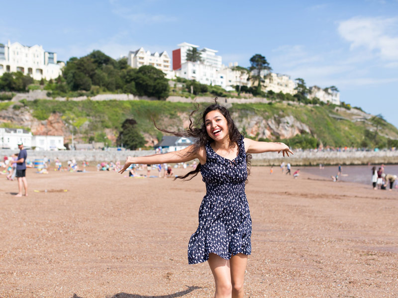 Sprachreisende genießen Freizeit am Strand von Torquay