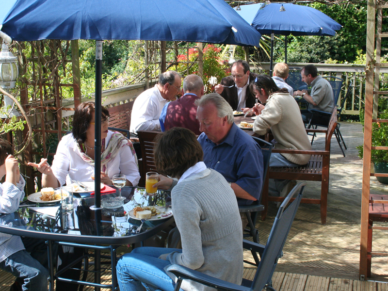 Sprachreisende essen gemeinsam auf der Sonnenterrasse der Torquay International School