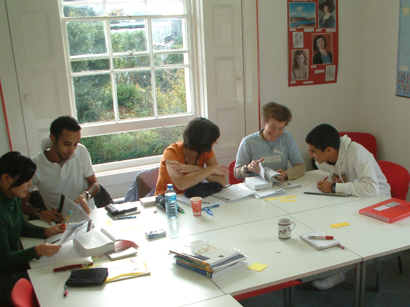 Englischunterricht in Kleingruppen mit Fokus auf Kommunikation und Wortschatzarbeit in Torquay