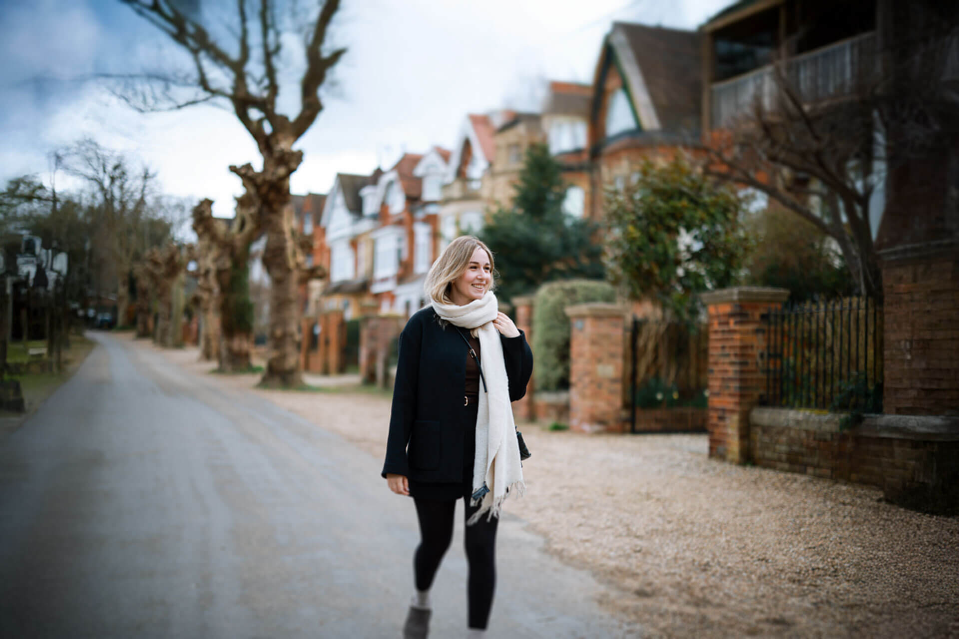 Sprachreisende erkundet die Umgebung nach dem Englischunterricht in Torquay