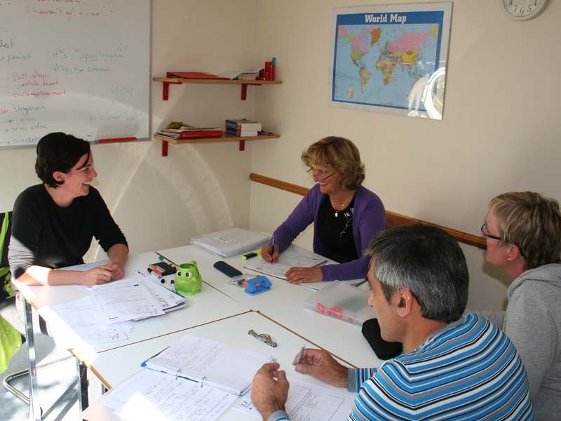 Kleingruppenunterricht für Business English mit praxisnahen Übungen zu Kommunikation und Meetings