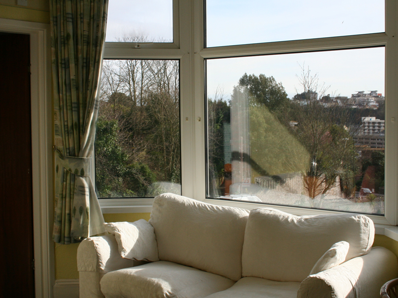 Lounge-Bereich der Sprachschule mit Ausblick auf Torquay – ideal zum Entspannen nach dem Unterricht