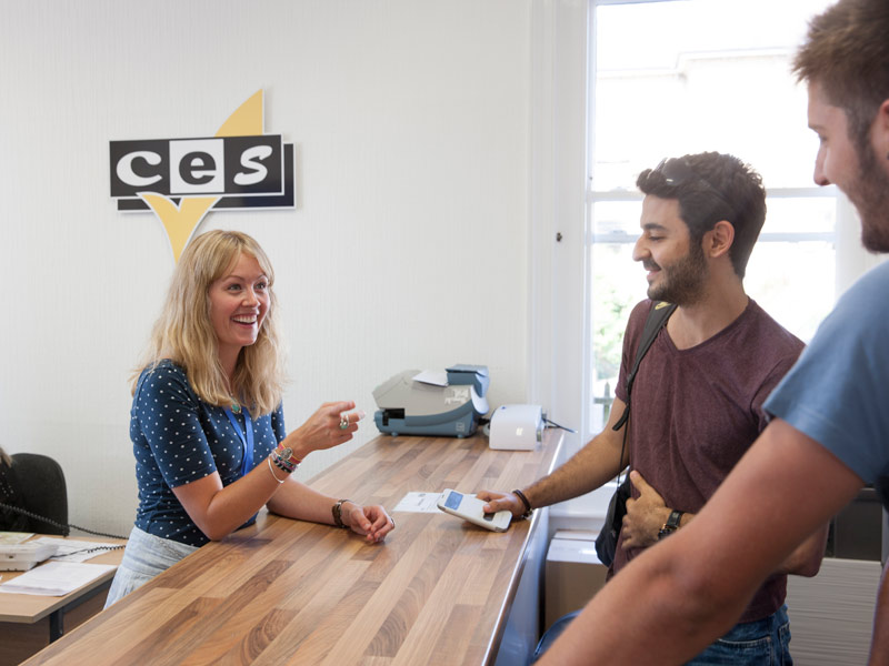 Freundlicher Empfangsbereich der CES Worthing Sprachschule