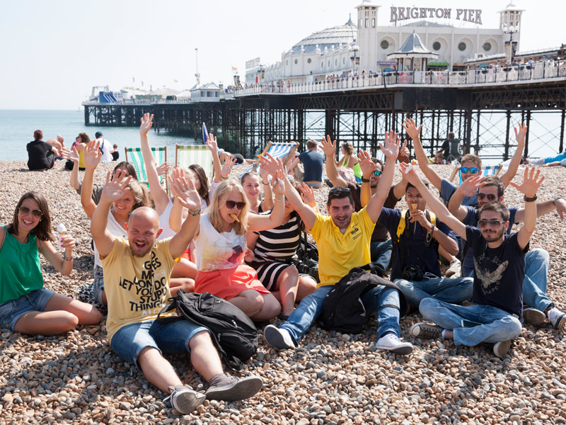Sprachschüler*innen der CES Worthing beim Ausflug nach Brighton Beach