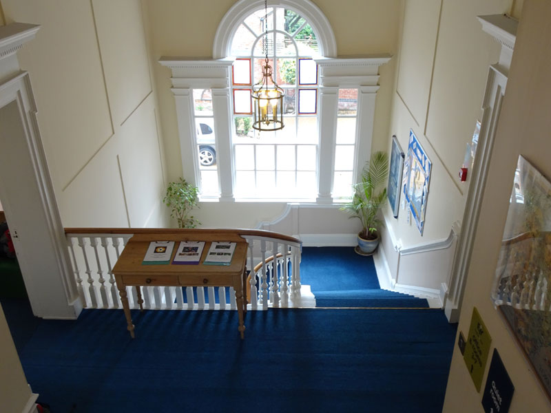 Treppe und Eingangsbereich der English in York Sprachschule mit großem Fenster und klassischer Architektur