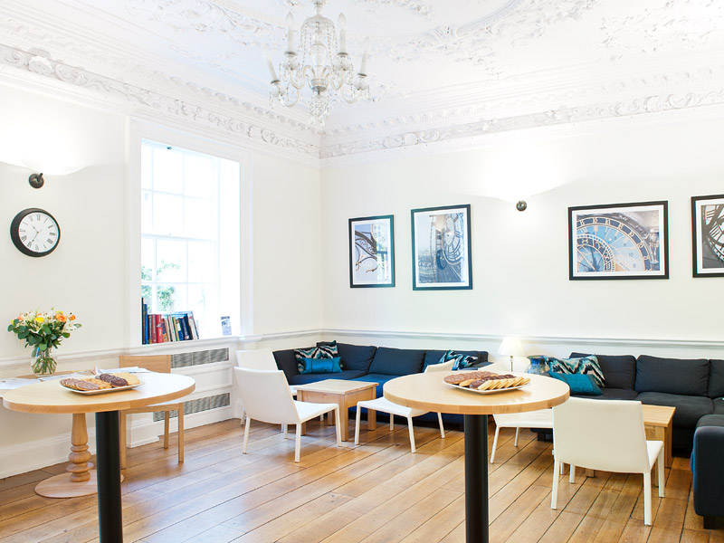 Heller Pausenraum der York Associates Schule mit stilvoller Einrichtung und Stuckdecke