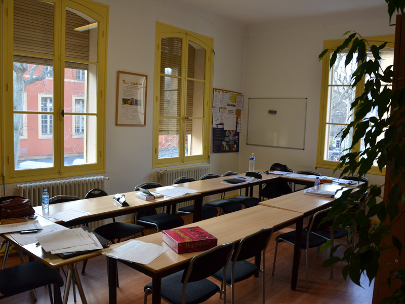 Klassenzimmer mit großen Fenstern in der Sprachschule IS Aix-en-Provence